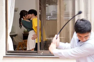ông chồng nhu nhược nhìn vợ cùng tiền bối chụp ảnh khỏa thân