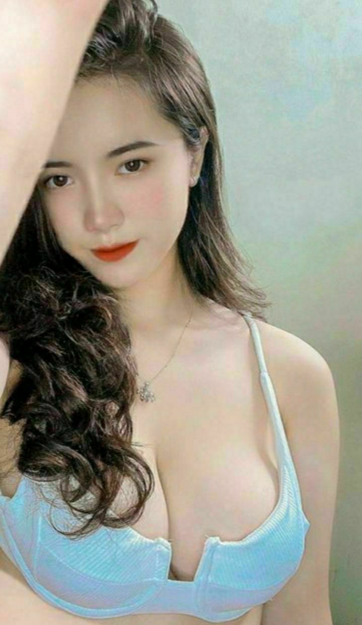 Trò chơi thủ dâm bằng dương vật giả của Taylor và người bạn đồng tính nữ